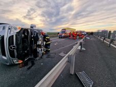 Szalagkorlátnak és ütközött és felborult egy kisbusz Nagylak közelében