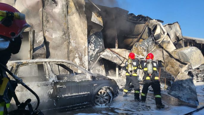 Pusztító tűz egy szatmárnémeti autószervizben: öt jármű teljesen kiégett