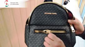 Több mint tízmilliót érő hamis órát és ruhát találtak egy román járműben