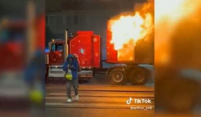 Kigyulladt a Mikulás-kamion Bukarestben, de nem kólával oltották el a tüzet