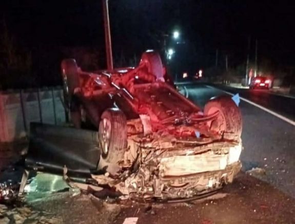 Hídfőnek ütközött és felborult az autó, a fiatal sofőr nem élte túl