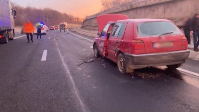 Kolozs megye: halálra gázoltak egy férfit, aki éppen az út szélén parkoló autójából szállt ki