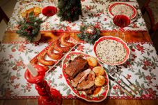 Őzragu leves, sült marhaszegy és dióval töltött pozsonyi kifli karácsonyra