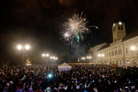 Tűzijátékkal és főtéri zenés mulatsággal köszöntik az újévet Sepsiszentgyörgyön