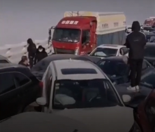 Tömegbaleset Kínában: több mint 200 autó ütközött össze