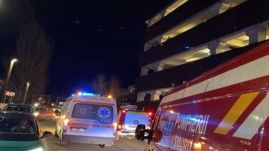 FRISSÍTVE – Leugrott egy temesvári bevásárlóközpont parkolóházának ötödik emeletéről a 17 éves fiú