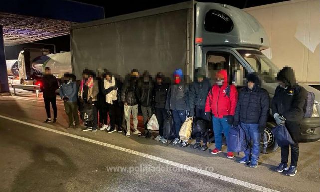 Teherautókon megbújva próbált meg átjutni a határon 24 migráns