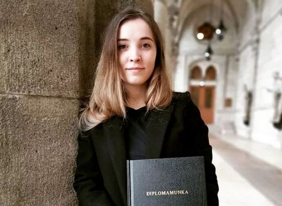 Gyermekotthonban nevelkedett, ma a jogtudományok doktora a kovásznai Szántó Annamária