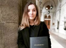 Gyermekotthonban nevelkedett, ma a jogtudományok doktora a kovásznai Szántó Annamária