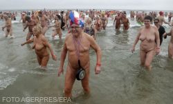 Őrült szilveszteri fürdőzés