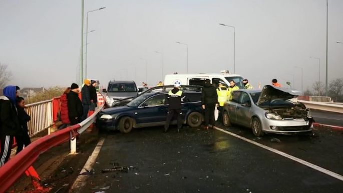 Tömegkarambol Brassó mellett: 17 autó rohant egymásba a csúszós úton