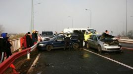 Tömegkarambol Brassó mellett: 17 autó rohant egymásba a csúszós úton