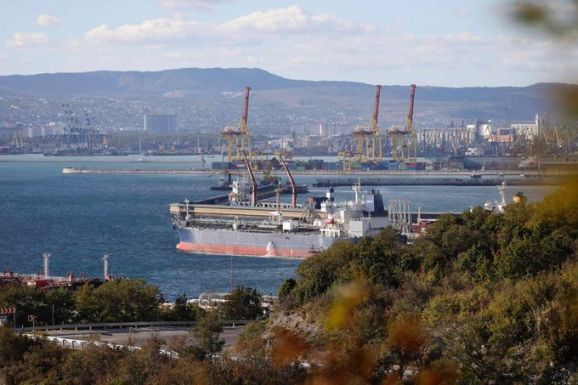 Életbe lépett a tengeren szállított orosz olajra vonatkozó embargó és az árplafon