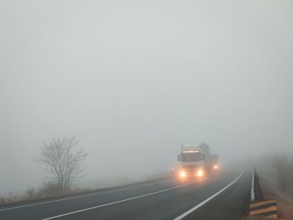 Köd rontja a látási viszonyokat, jegesednek az utak