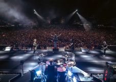 Nem lesz több mikrofondobálás a Guns N' Roses-koncerteken: arcon találtak egy rajongót