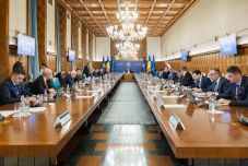 A jövő évi költségvetésről, többek közt a minimálbéremelésről szavaz a kormány