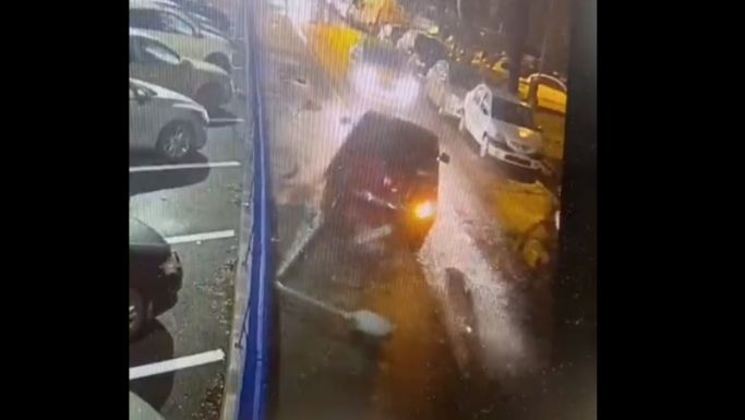 A rendőrök elől menekültek a tolvajok, de oszlopnak hajtott a vezetni nem tudó férfi