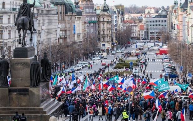 Prágában összecsaptak a rendőrökkel a pandémia-törvény ellen tüntetők