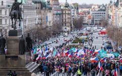 Prágában összecsaptak a rendőrökkel a pandémia-törvény ellen tüntetők 