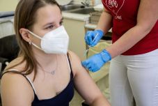 Tizenhétezer személy kapta meg a koronavírus elleni vakcinát az elmúlt 24 órában