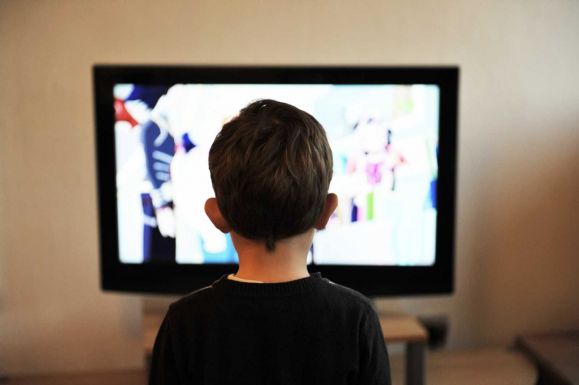 Felmérés: naponta átlag öt órát tölt a tévé előtt egy romániai