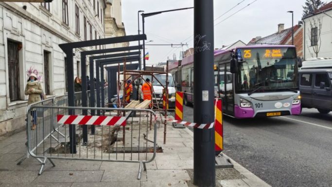 Nem mindenki elégedett az elköltöztetett kolozsvári buszmegálló új helyével