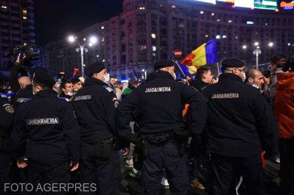 A kormány épülete előtt tüntetnek szerdán a rendőr szakszervezetek