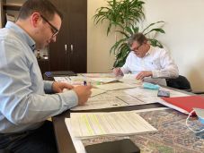 Gázüzemű buszok beszerzésére írtak alá szerződést Csíkszeredában