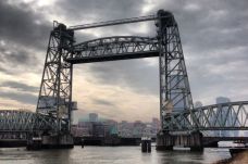 Szétszerelik a rotterdami hidat, hogy Jeff Bezos jachtja áthaladhasson