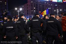 A kormány épülete előtt tüntetnek szerdán a rendőr szakszervezetek