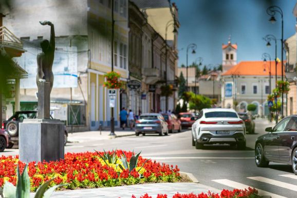 Új parkolási rend Sepsiszentgyörgyön: csak rövid időre lehet megállni a belvárosban