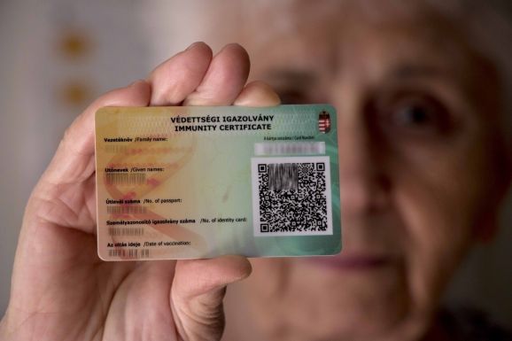 Tovább lesz érvényes a védettségi igazolvány Magyarországon