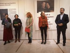 Kevéssé közismert erdélyi művésznőtestvérpárról nyílt kiállítás Csíkszeredában