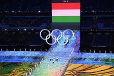 Peking 2022: a Magyar táncok dallamára vonult be a magyar küldöttség   