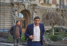 Hívatlanul érkezett a konzervatívok madridi csúcstalálkozójára Simion, biztonságiakkal vitették el