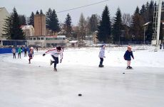 Újra versenyeztek a csíkszeredai szabadtéri gyorskorcsolyapályán