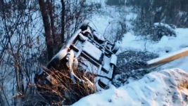 Megcsúszott a havas úton és árokba borult a jármű, öten megsérültek 