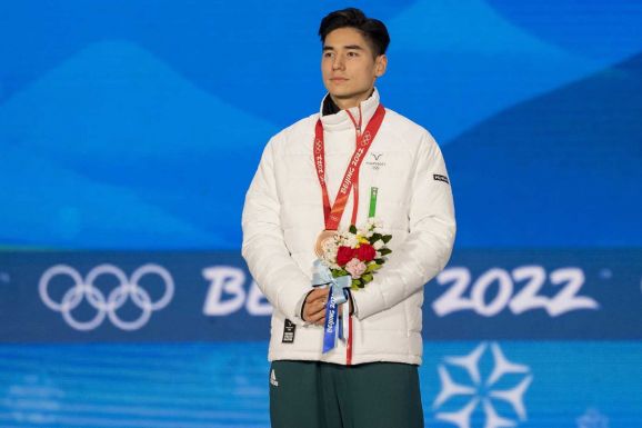 Peking 2022: Liu Shaoang büszkén viseli a bronzérmet