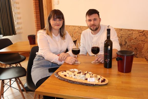 Borkultúra és minőségi kikapcsolódás: borozó-kávézót nyitott Zilahon a kémeri fiatal házaspár