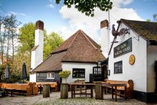 Bezár Anglia legrégebbi, 1229 éve működő kocsmája