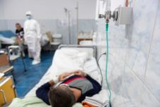 A világjárvány kezdete óta közel 6 millióan haltak meg koronavírusban