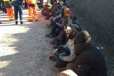 Felborult egy migránsokat szállító kisbusz Kiskunlacházánál