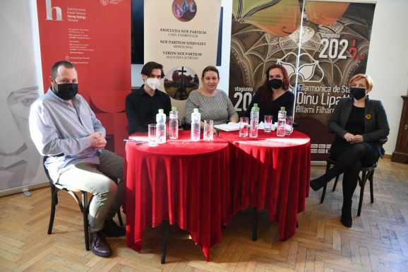 Fogyatékkal élő fiatalokon segít a szatmári színház és a filharmónia