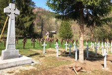 FRISSÍTVE – Alapfokon elrendelték az úzvölgyi katonatemetőben lévő ortodox betonkeresztek lebontását 