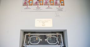 Egészséges kisfiút találtak a babamentő inkubátorban Miskolcon