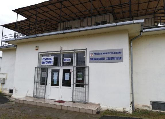 Az oltóközpontok csaknem felét bezárják, vagy tesztelési központtá alakítják át