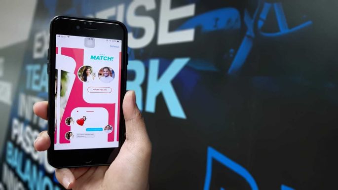 Vakrandira küld a Tinder: már azelőtt elkezdhetnek beszélgetni a párkeresők, hogy meglátnák egymás profilját