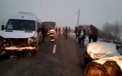 Iskolabusz és személyautó ütközött: két gyermeket és egy felnőttet kórházba szállítottak