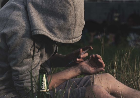 A tudatmódosító szerek hatását szimuláló szemüvegek segítségével tájékoztatják a diákokat