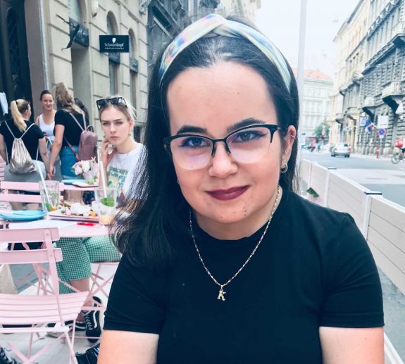 „Elhittem, hogy jó vagyok, de nem elég jó. Ma már tudom: ami vagyok az elegendő” – vízfejűséggel született, asszisztensnek tanult